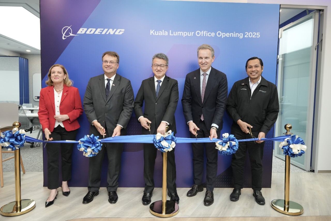 From left to right: Boeing’s new office in Kuala Lumpur was inaugurated by Penny Burtt, President, Boeing Southeast Asia; US Ambassador to Malaysia, Edgard D. Kagan; Honourable YB Liew Chin Tong, Deputy Minister of Investment, Trade and Industry (MITI) Malaysia; Brian Moran, Chief Sustainability Officer, Boeing; Ts. Shamsul Kamar Abu Samah, Chief Executive Officer, National Aerospace Industry Coordinating Office (NAICO).